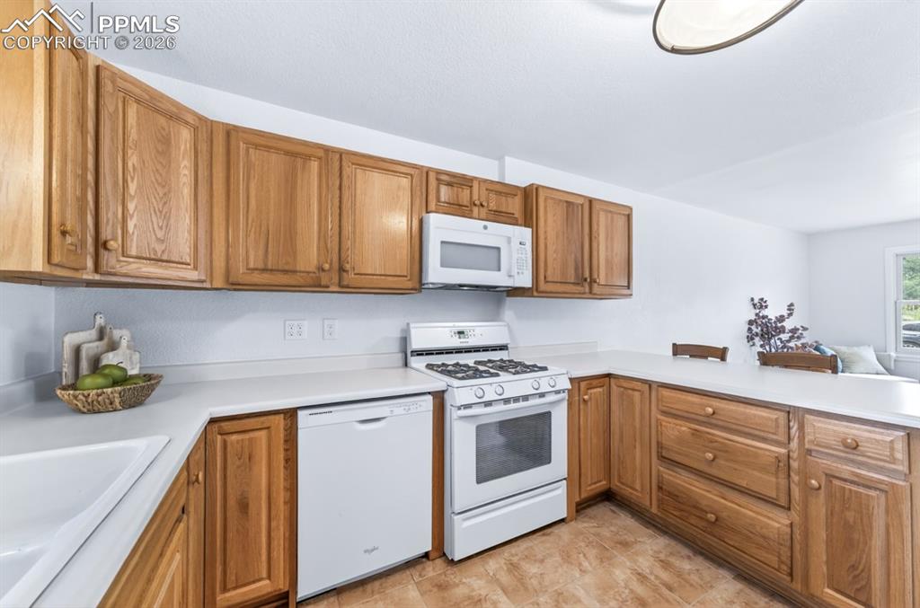 Image 20 of 46: Kitchen