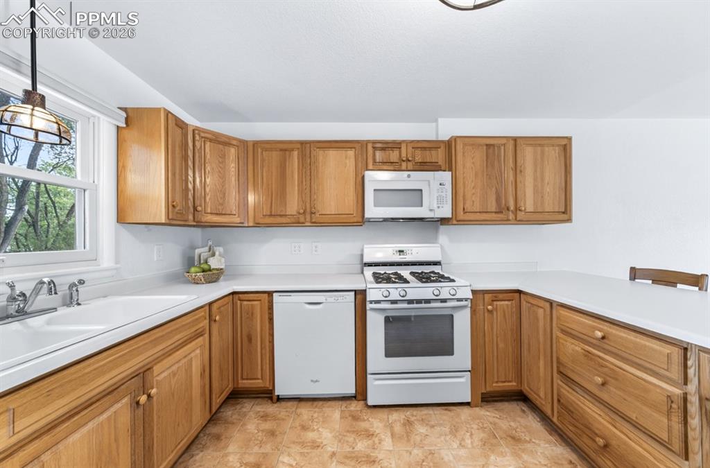 Image 21 of 46: Kitchen