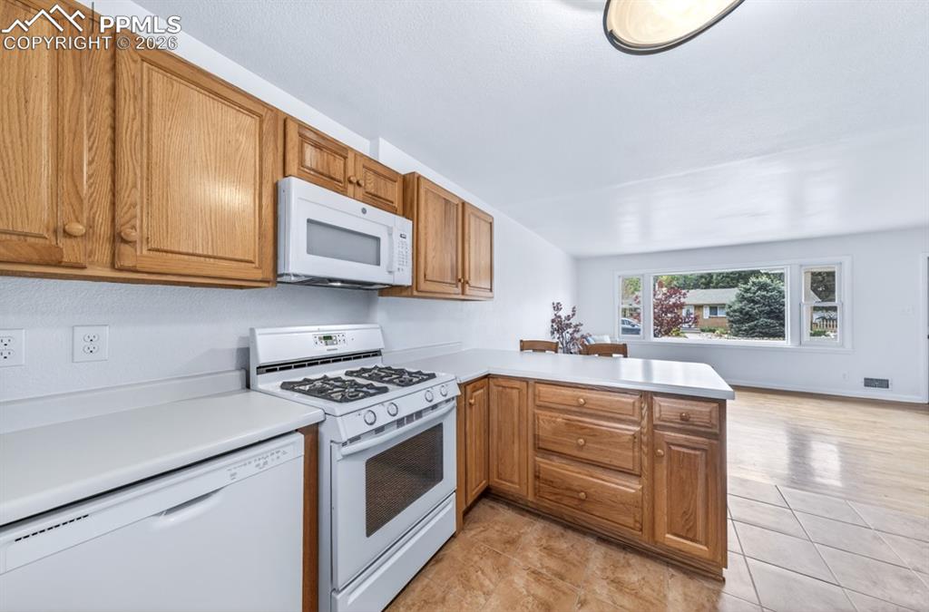 Image 22 of 46: Kitchen