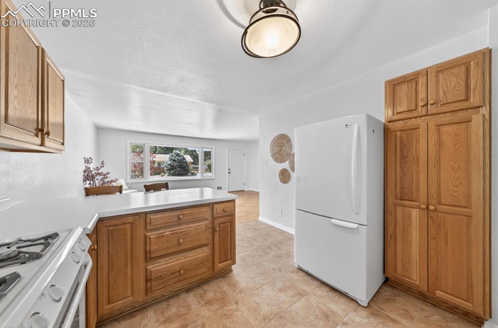 Image 23 of 46: Kitchen