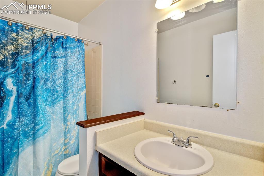 Image 14 of 21: Bathroom