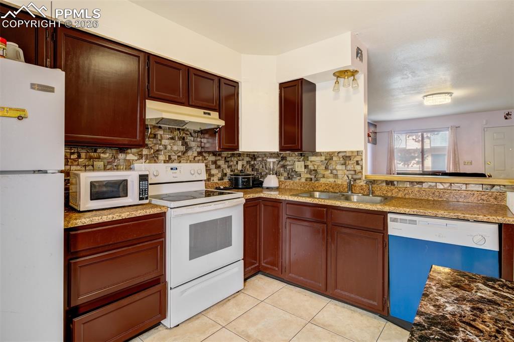 Image 2 of 21: Kitchen