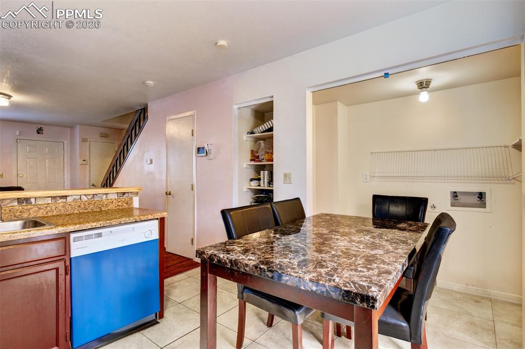 Image 4 of 21: Dining Area