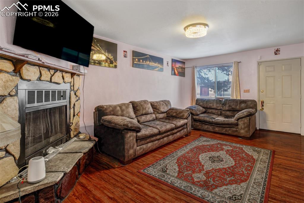 Image 6 of 21: Living Room