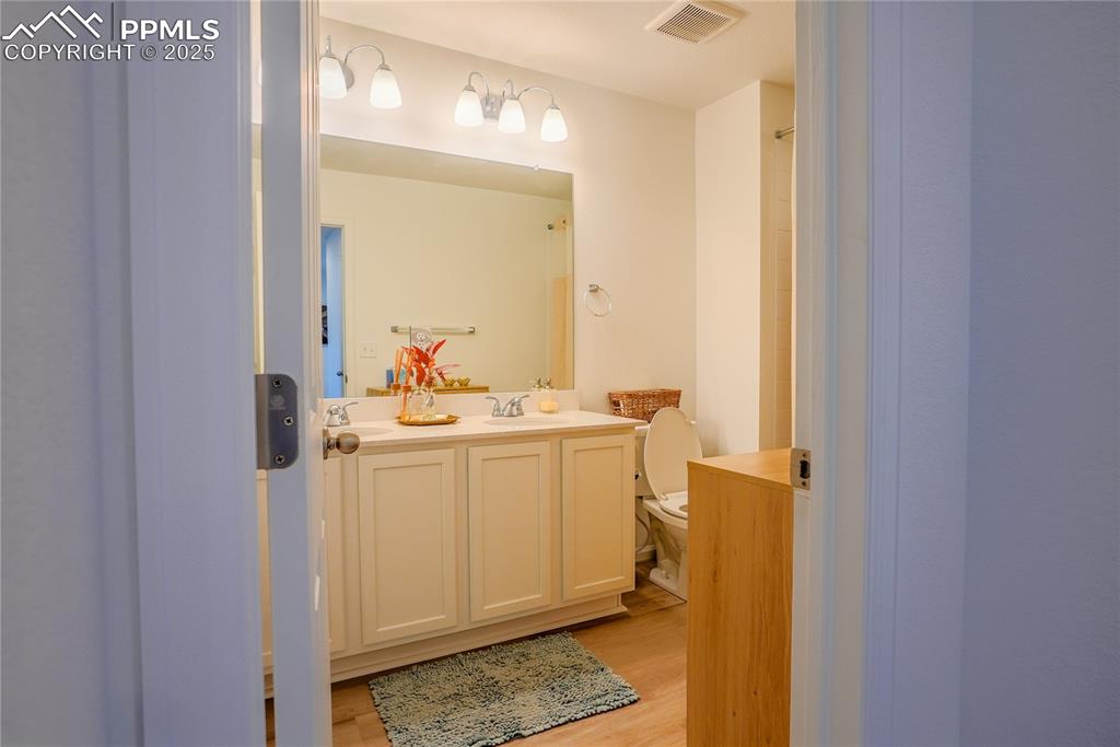 Image 16 of 31: Bathroom