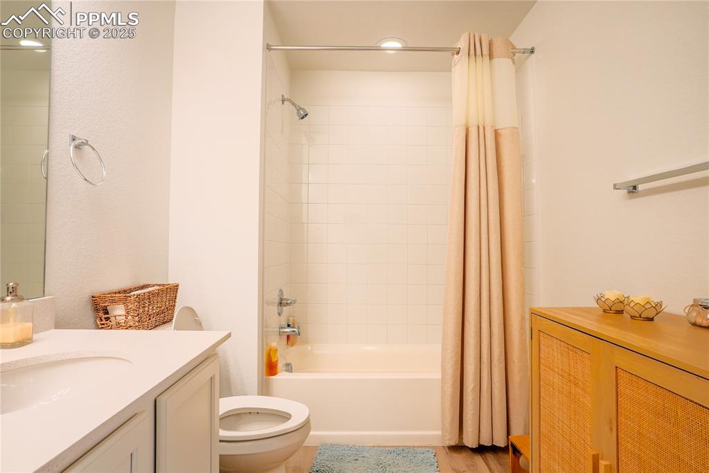 Image 17 of 31: Bathroom