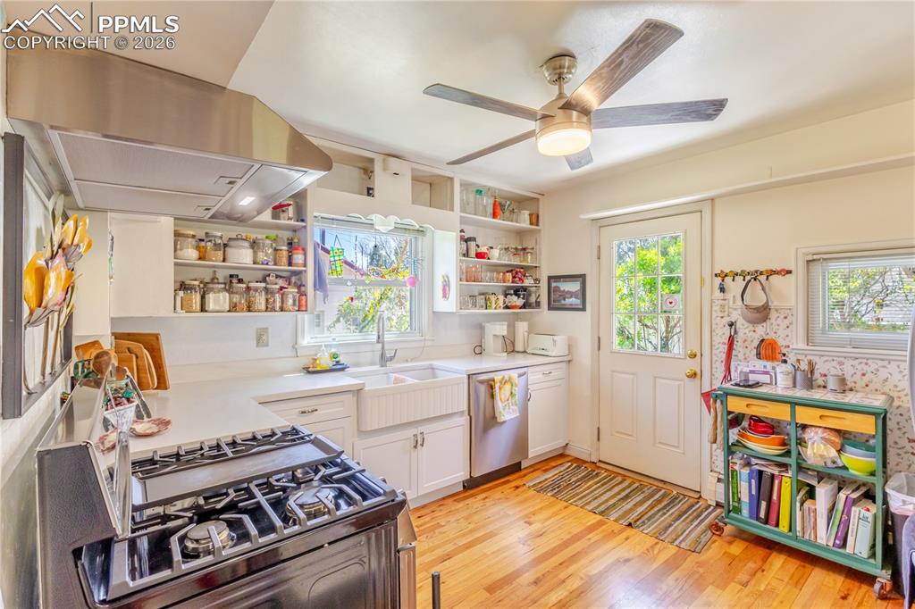 Image 10 of 42: Kitchen