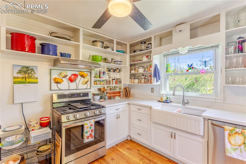 Image 11 of 42: Kitchen