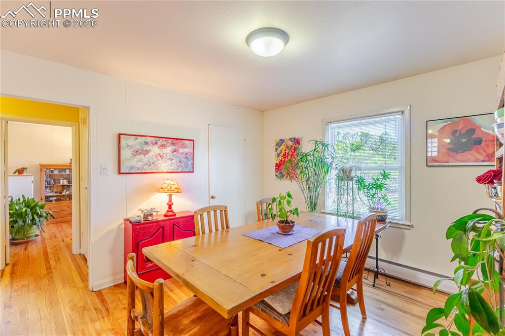 Image 14 of 42: Dining Area