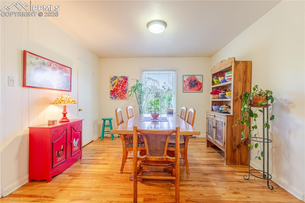 Image 16 of 42: Dining Area