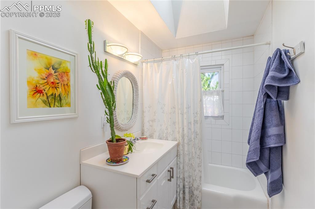 Image 21 of 42: Bathroom