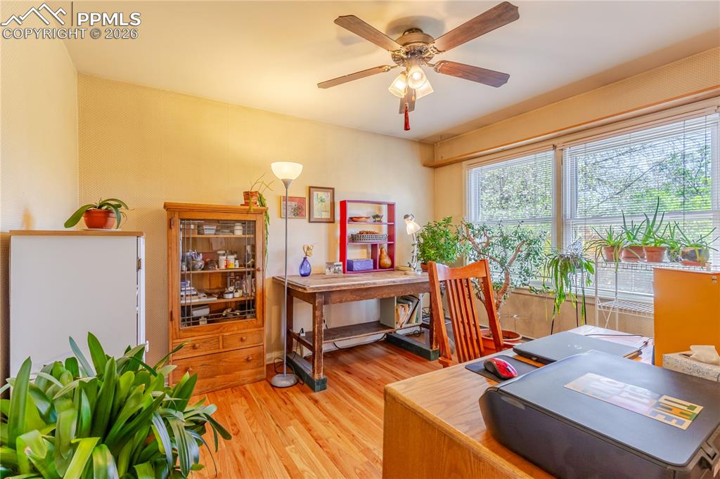 Image 22 of 42: Office