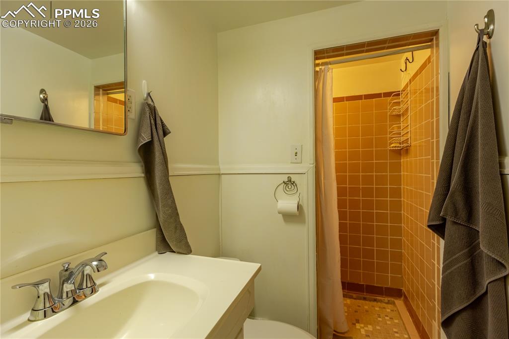 Image 29 of 42: Bathroom