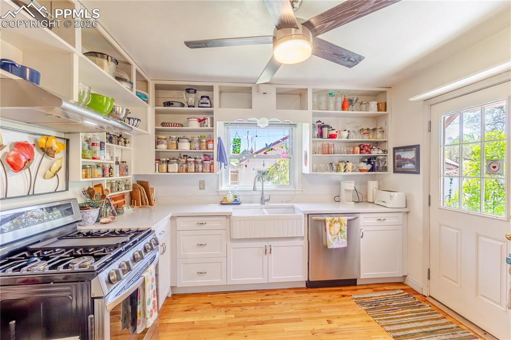 Image 3 of 42: Kitchen