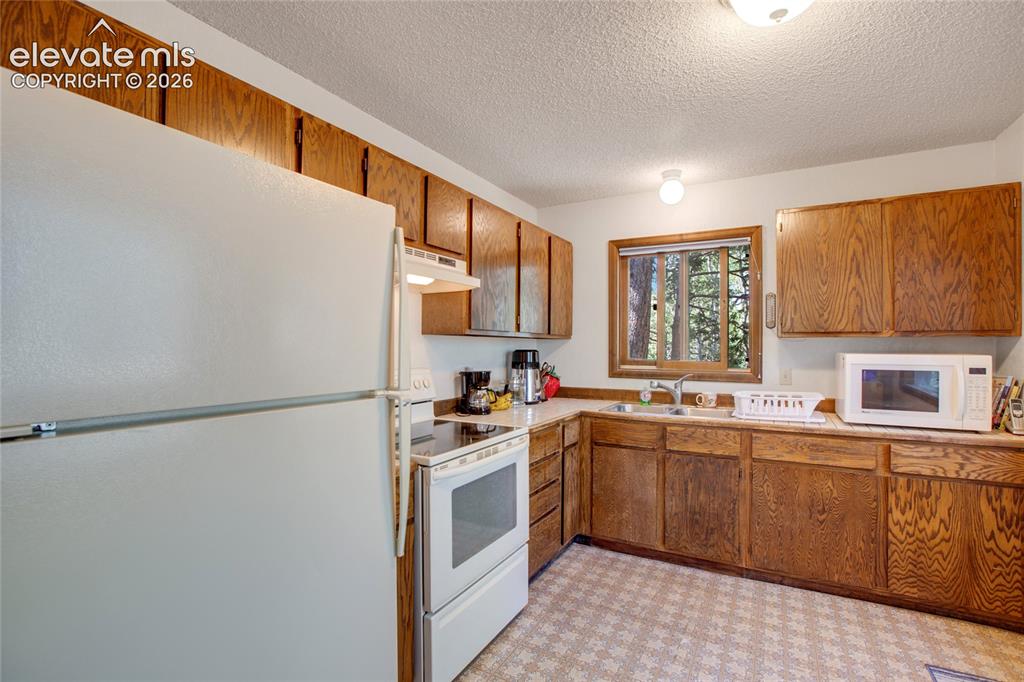 Image 11 of 45: Kitchen