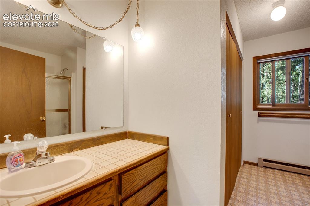 Image 16 of 45: Bathroom