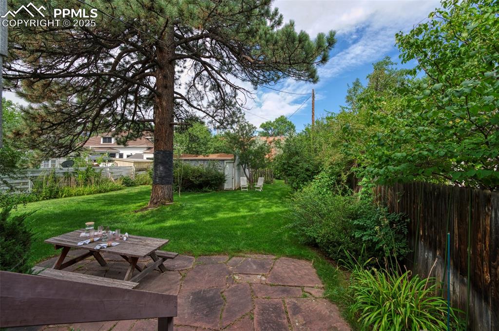 Image 11 of 50: Yard