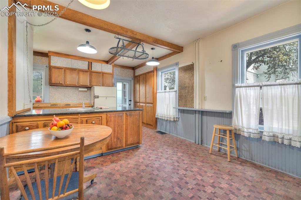 Image 14 of 50: Kitchen