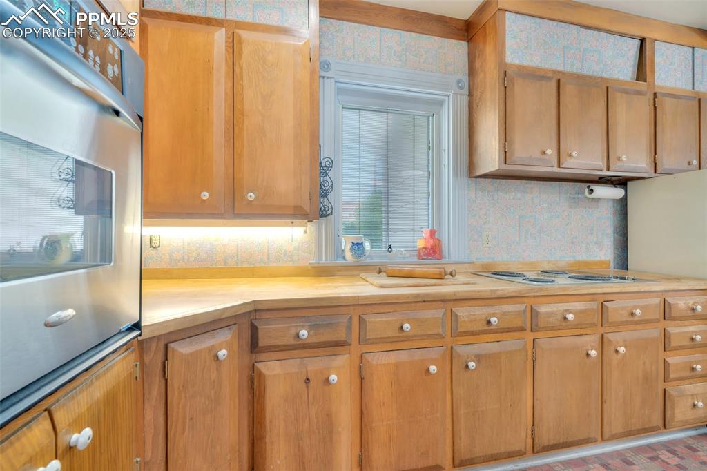 Image 15 of 50: Kitchen