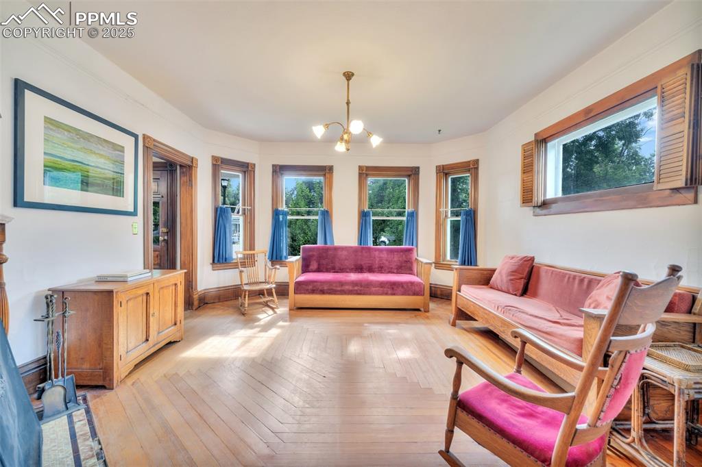 Image 5 of 50: Sitting Room
