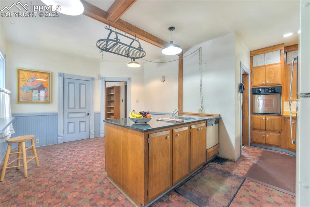 Image 9 of 50: Kitchen