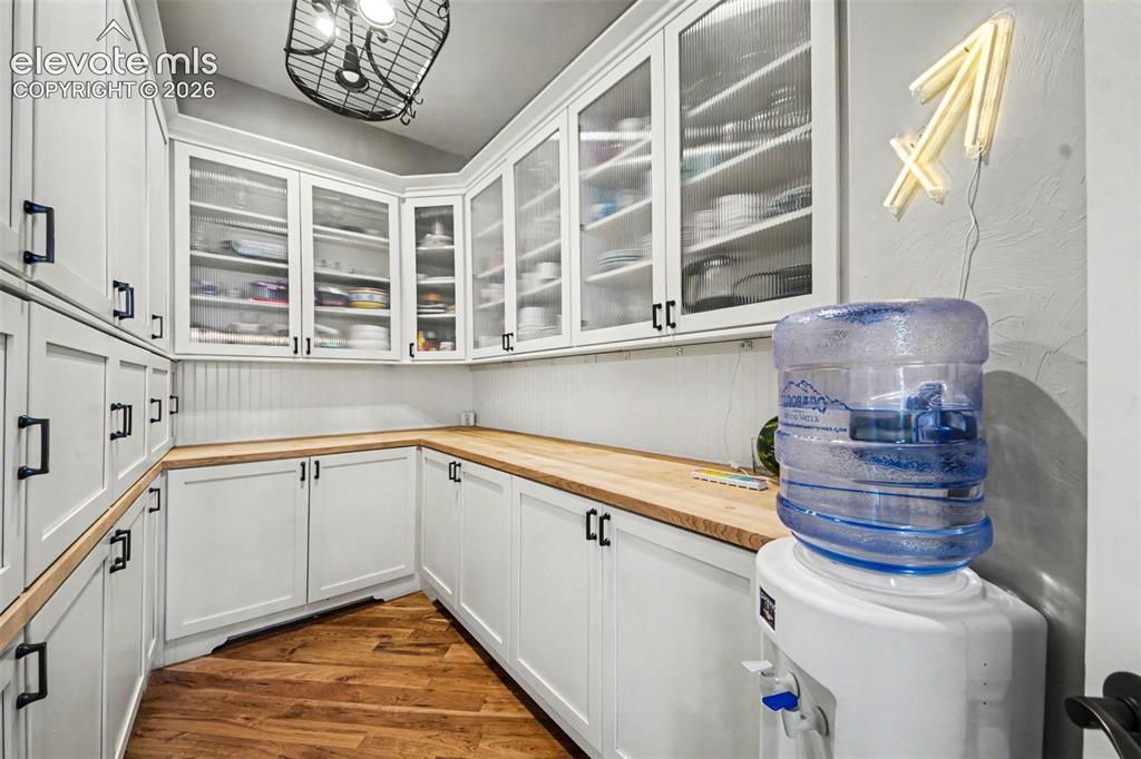 Image 10 of 49: Dining Area