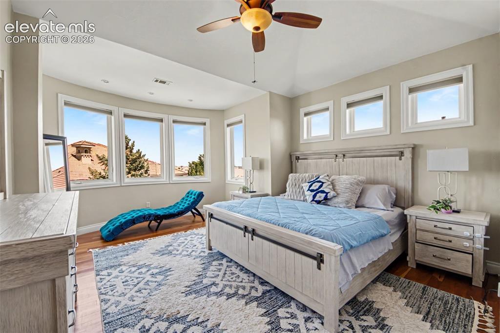 Image 19 of 49: Sitting Room