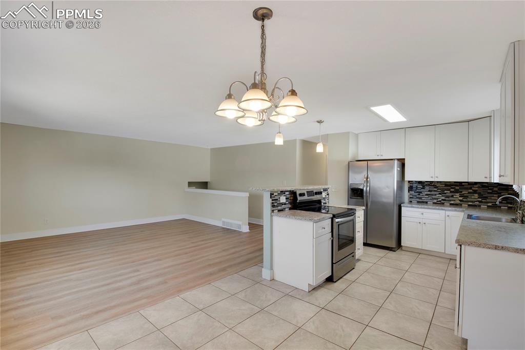 Image 15 of 43: Kitchen