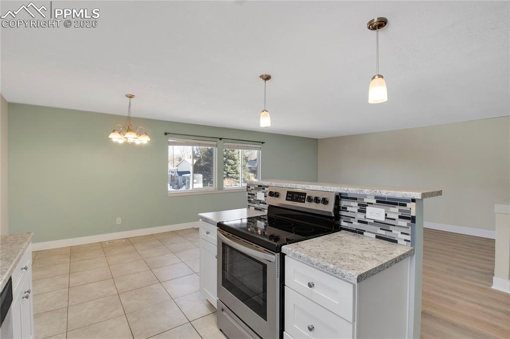 Image 17 of 43: Kitchen