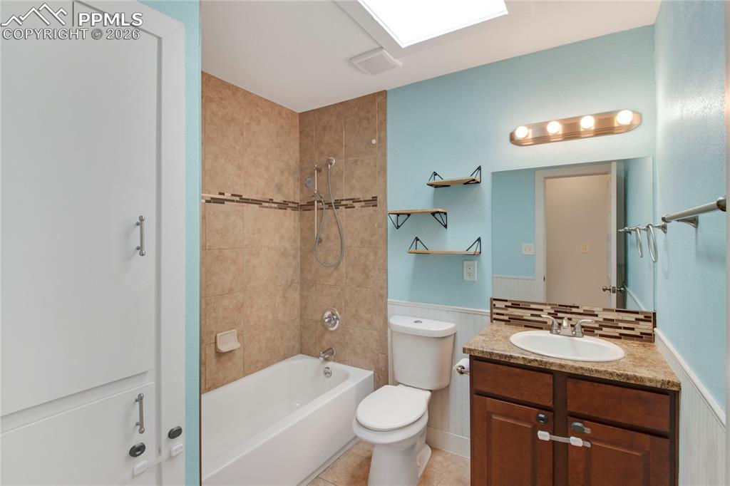 Image 25 of 43: Bathroom