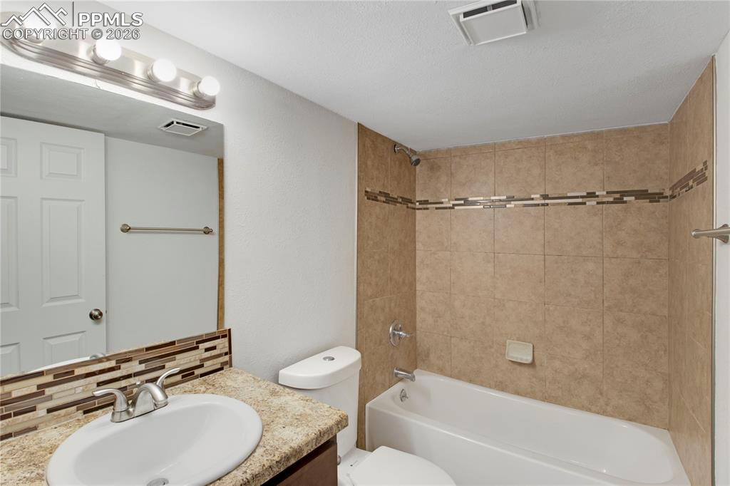 Image 35 of 43: Bathroom