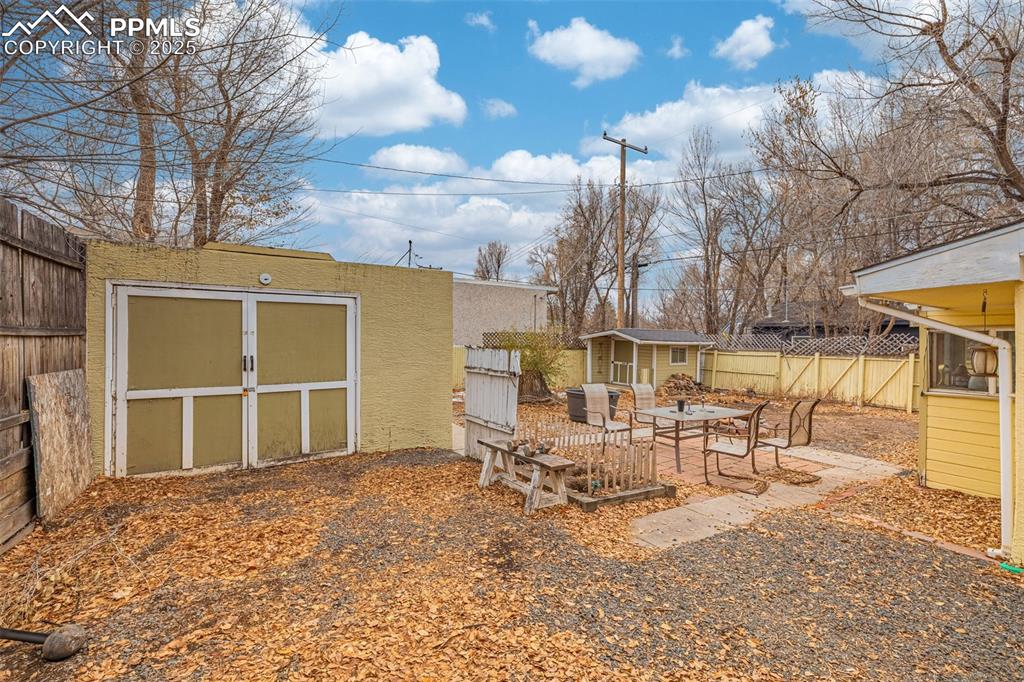 Image 10 of 26: Yard