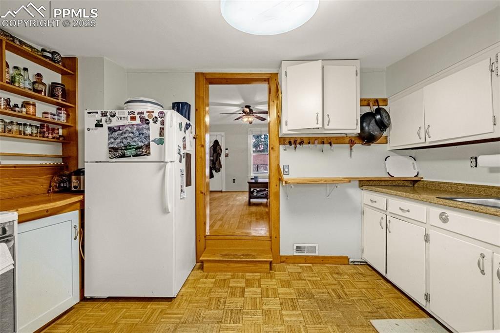 Image 16 of 26: Kitchen