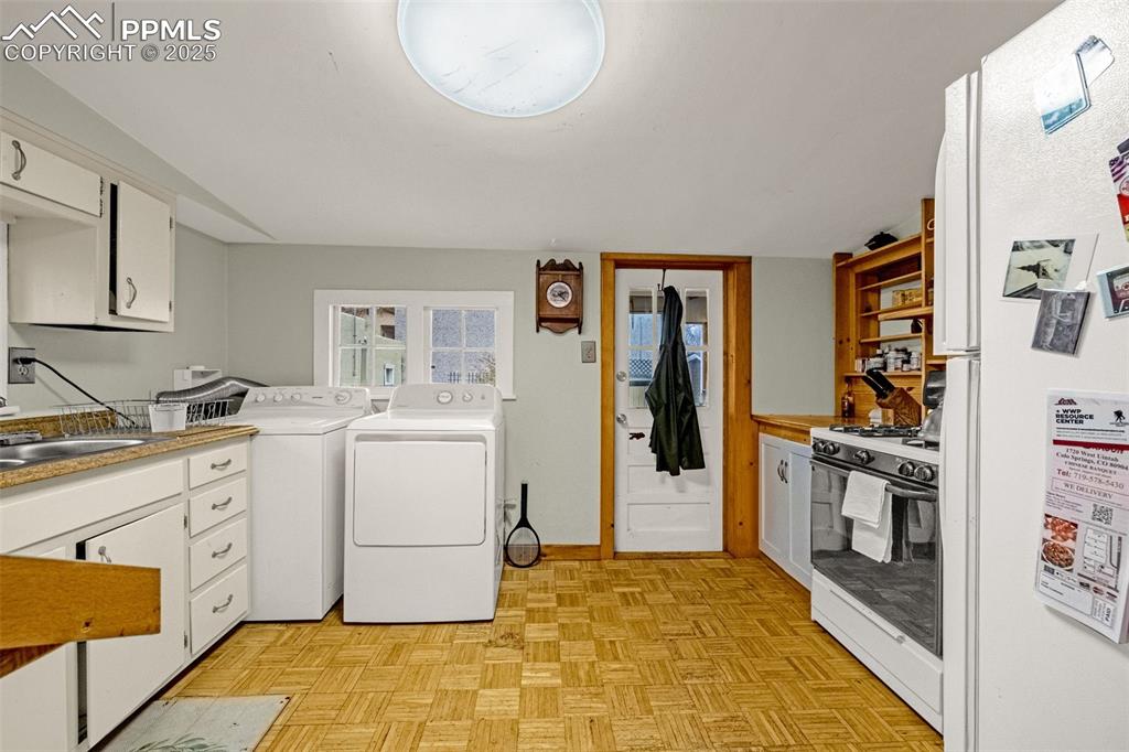 Image 18 of 26: Laundry