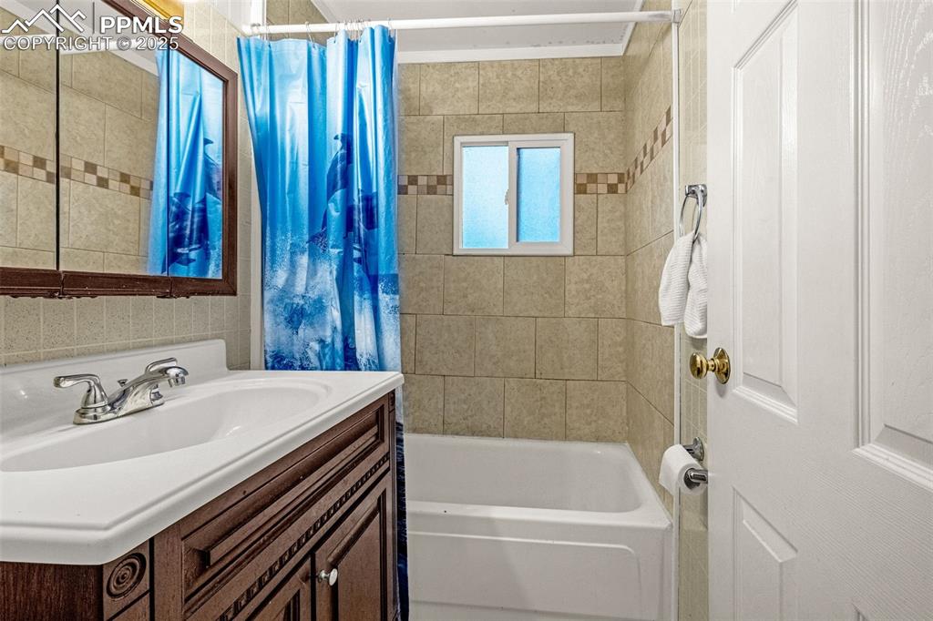 Image 20 of 26: Bathroom