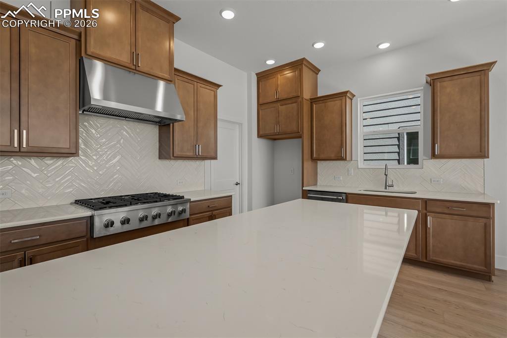 Image 10 of 37: Kitchen