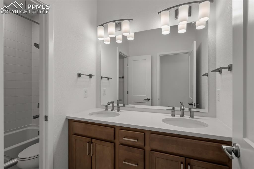 Image 25 of 37: Bathroom