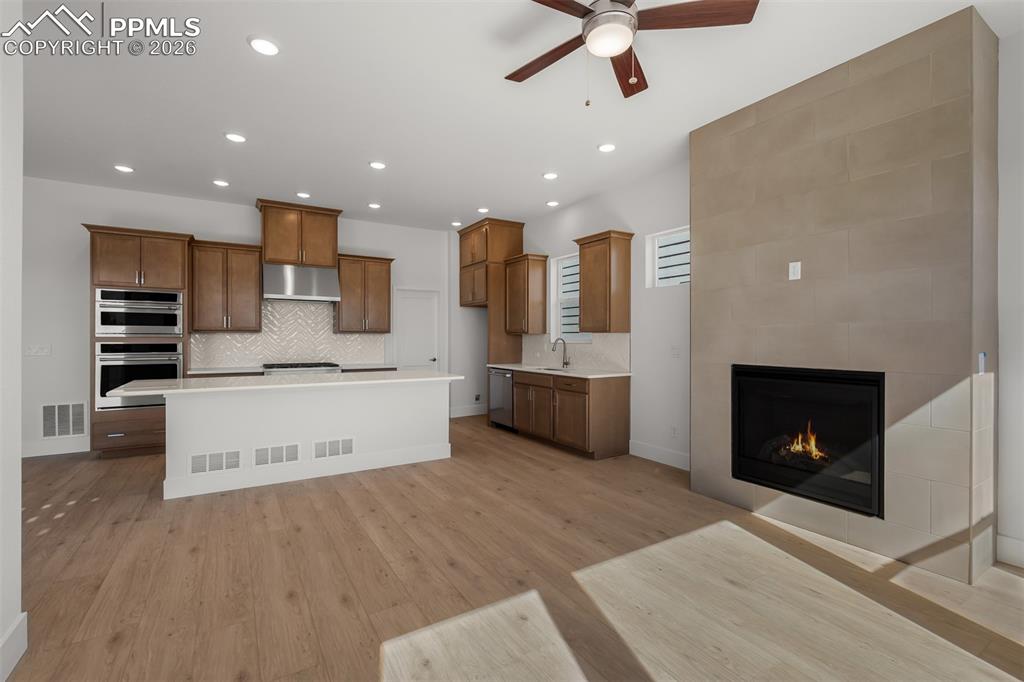 Image 7 of 37: Kitchen