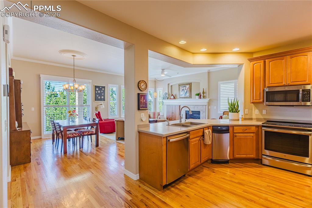 Image 10 of 32: Kitchen