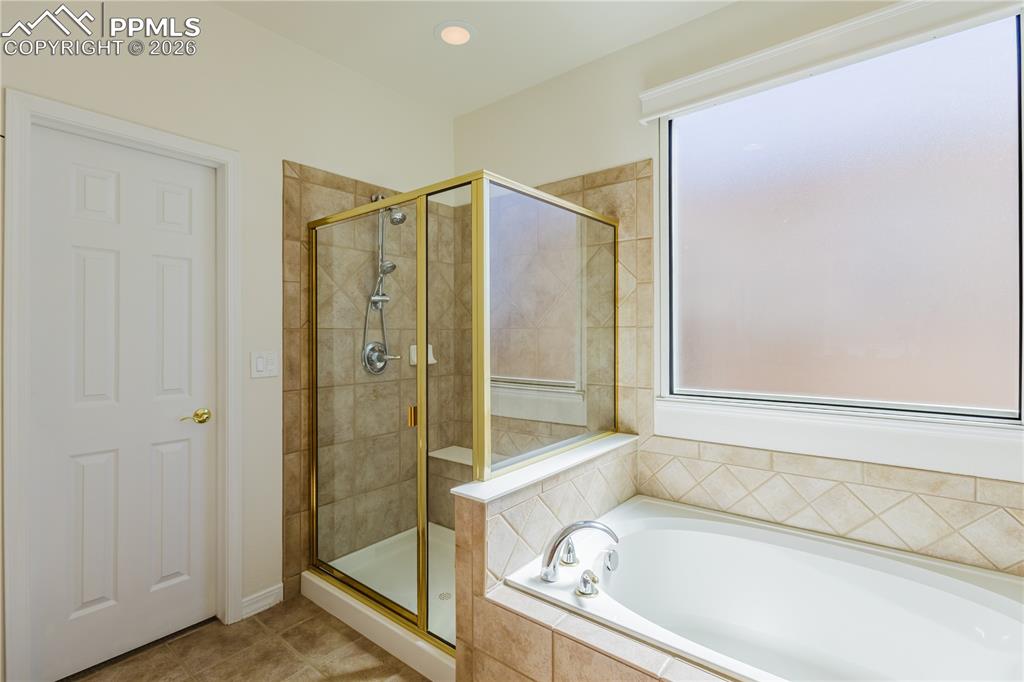 Image 13 of 32: Bathroom