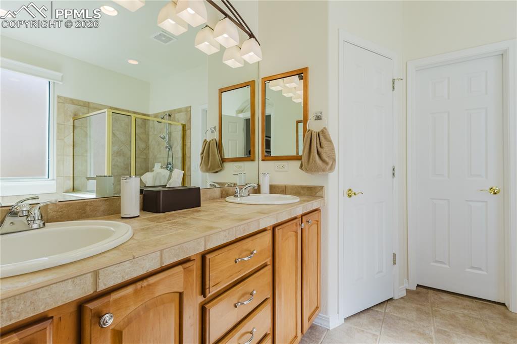 Image 14 of 32: Bathroom