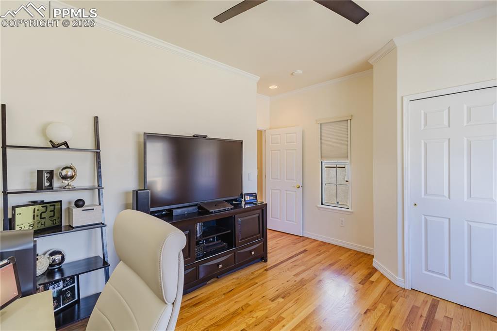 Image 16 of 32: Office