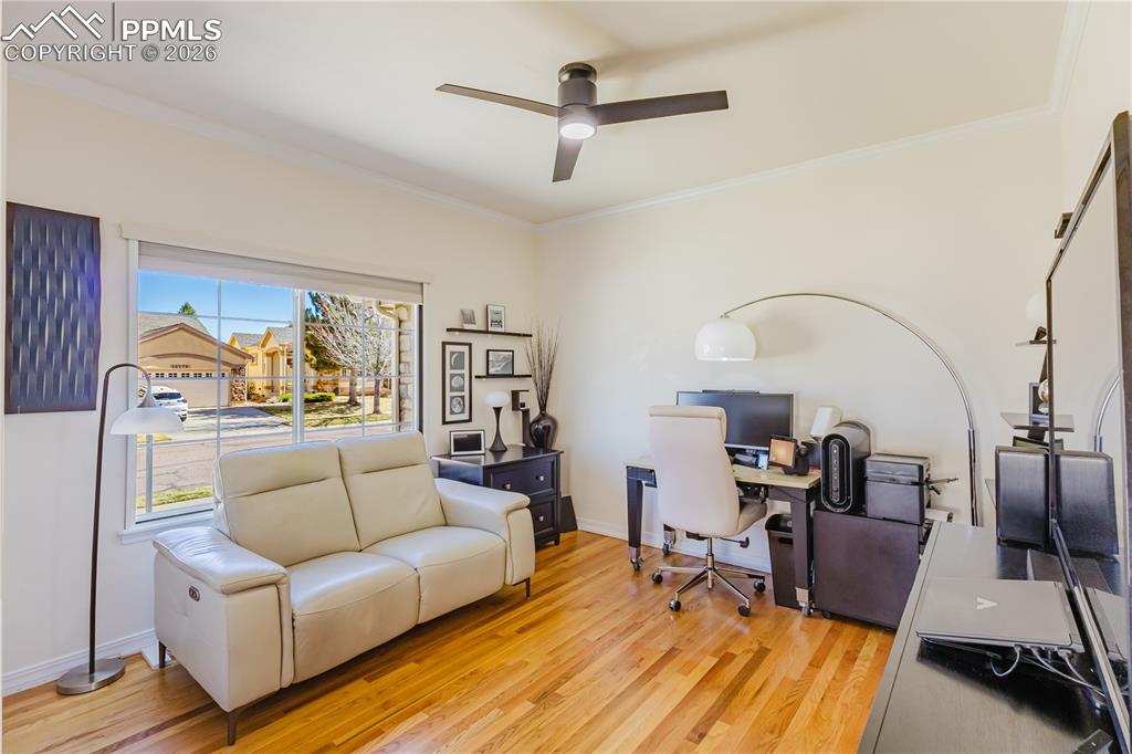 Image 17 of 32: Office