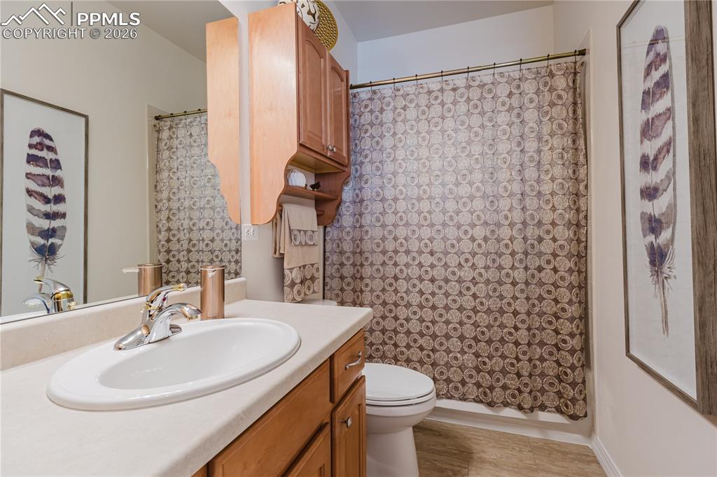 Image 18 of 32: Bathroom