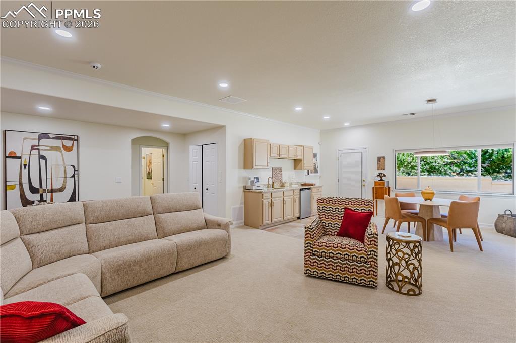 Image 23 of 32: Family Room