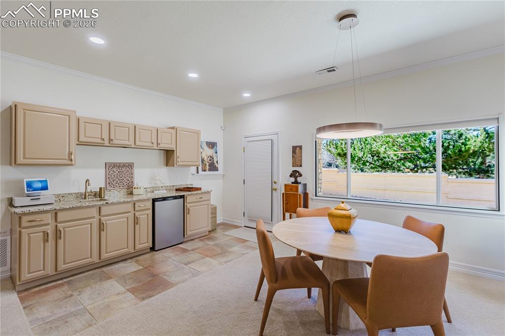 Image 24 of 32: Family Room