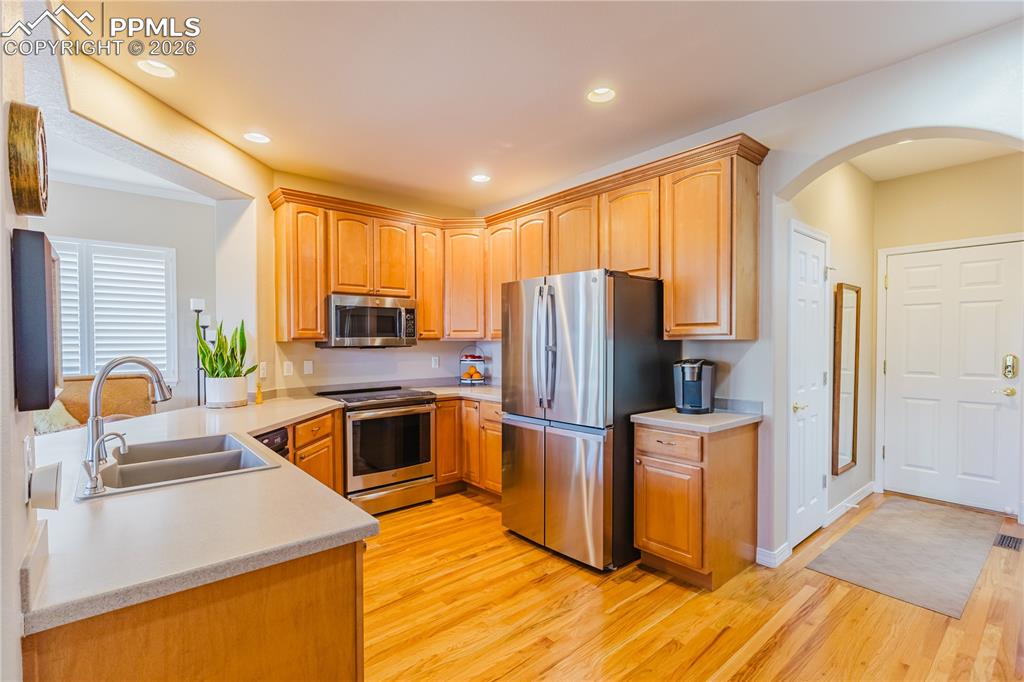 Image 8 of 32: Kitchen