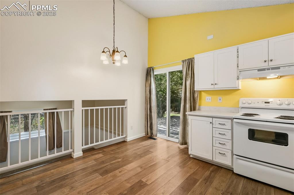 Image 15 of 34: Kitchen