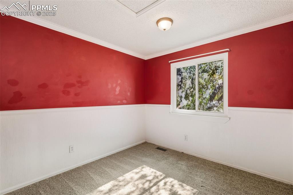 Image 22 of 34: Bedroom