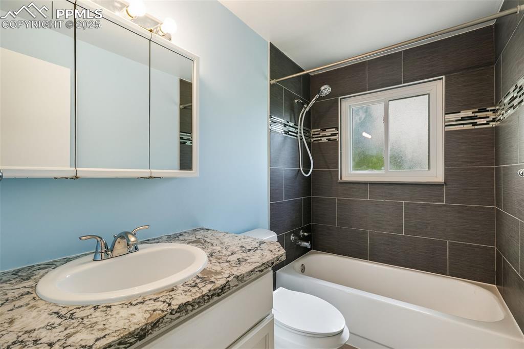 Image 24 of 34: Bathroom